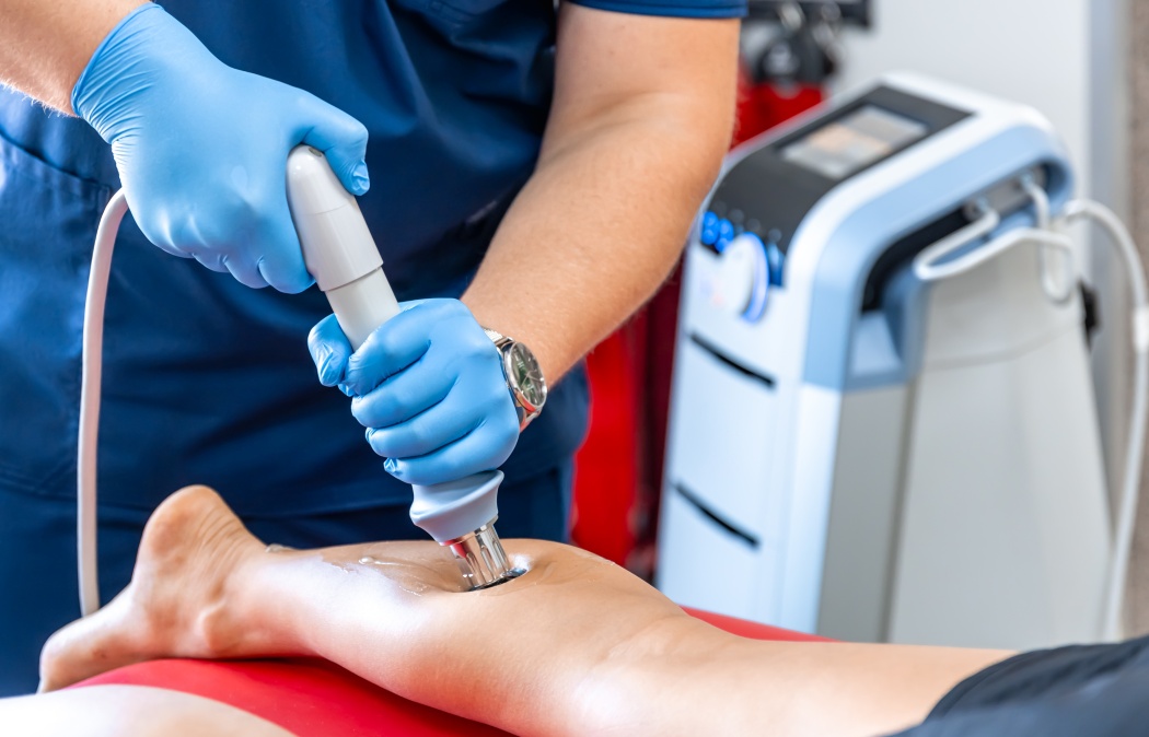 Physical therapy of the shin with shock wave, extracorporeal shockwave therapy.