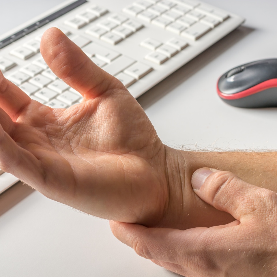 Carpal tunnel syndrome due to too much work on the computer with the wrong body and hand posture