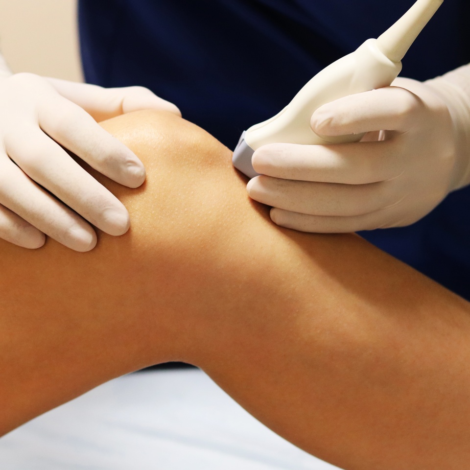 Ultrasound technique for patellar tendon before percutaneous electrolysis therapy.