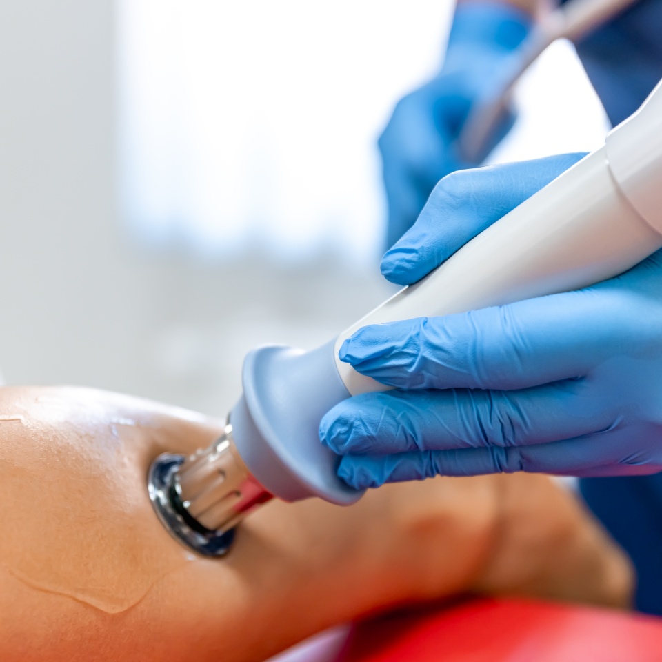 Physical therapy of the shin with shock wave, extracorporeal shockwave therapy.